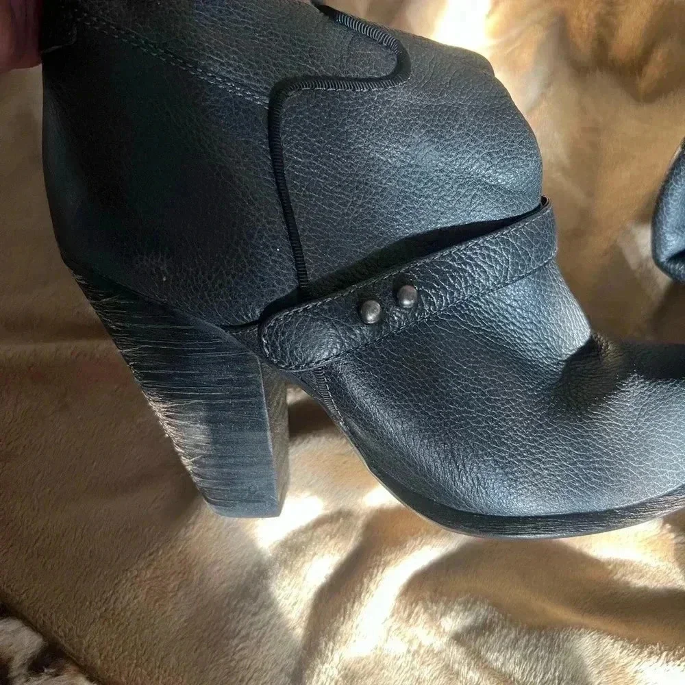 Knee-high high heeled, Sam Edelman, leather boot in charcoal gray - Picture 3 of 5